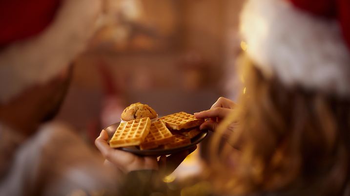 Adventszeit mit Plätzchen und Kuchen gemütlich auf dem Sofa