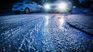 Eisglatte Straßen am Montagmorgen um 7:30 Uhr, Vorsicht Eisglätte, Warnwetter, München, November 2025