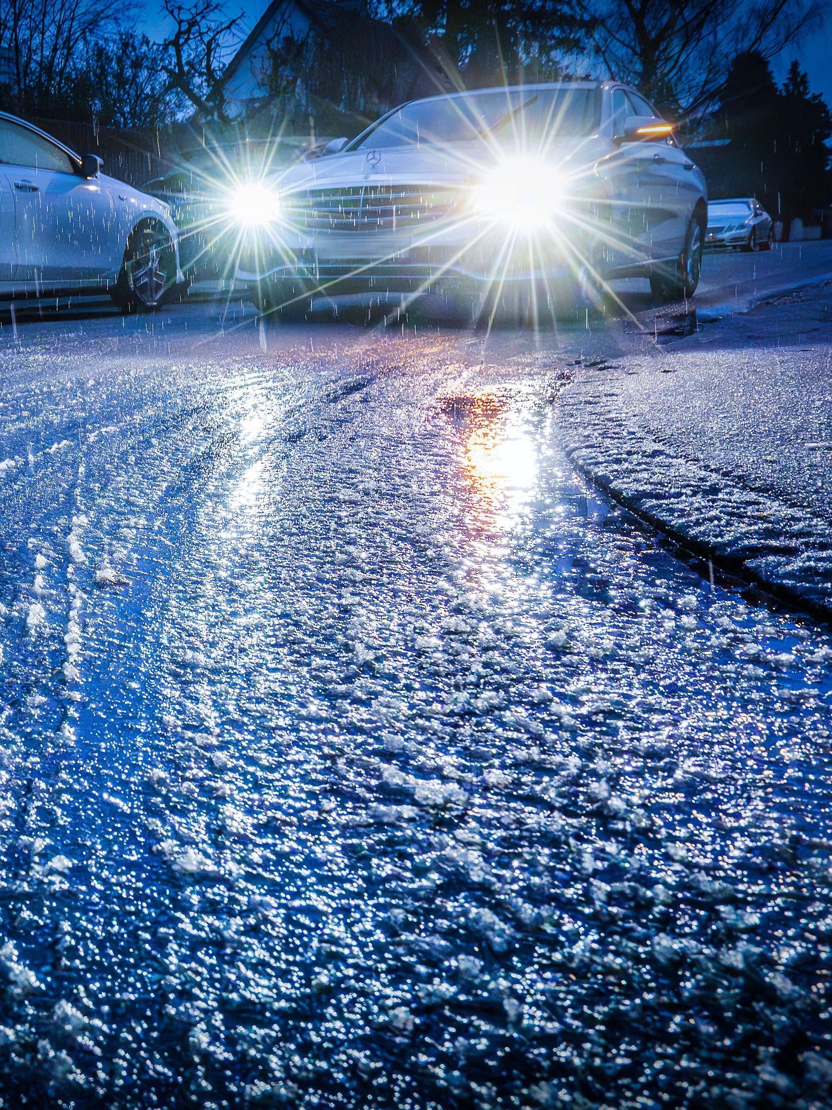 Eisglatte Straßen am Montagmorgen um 7:30 Uhr, Vorsicht Eisglätte, Warnwetter, München, November 2025