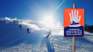 Skipiste mit Lawinenwarnung
