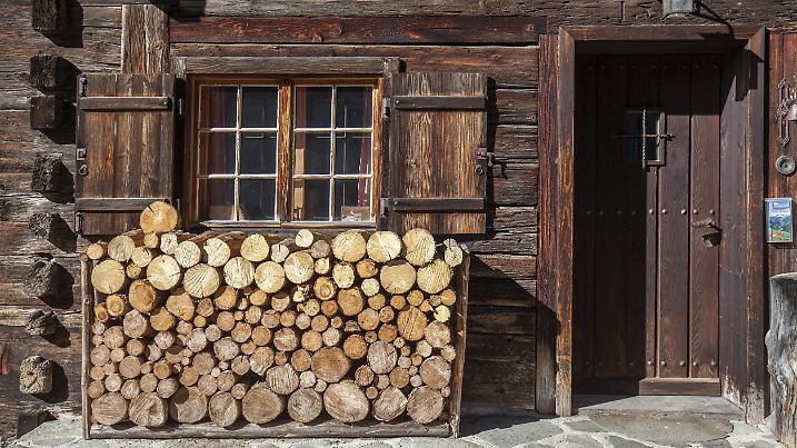 Gesägtes Kamin-Holz vor einem alten Holzhaus, Oberallgäu, Allgäu, Bayern...