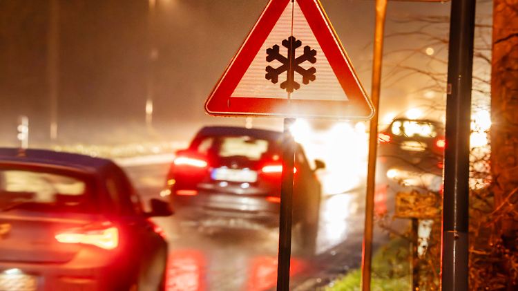 Gefährliche Straßenglätte an der Münchner Stadtgrenze, morgens um 7:20 Uhr, Verkehrsschild Vorsicht Eisglätte, Warnwetter, München, November 2025