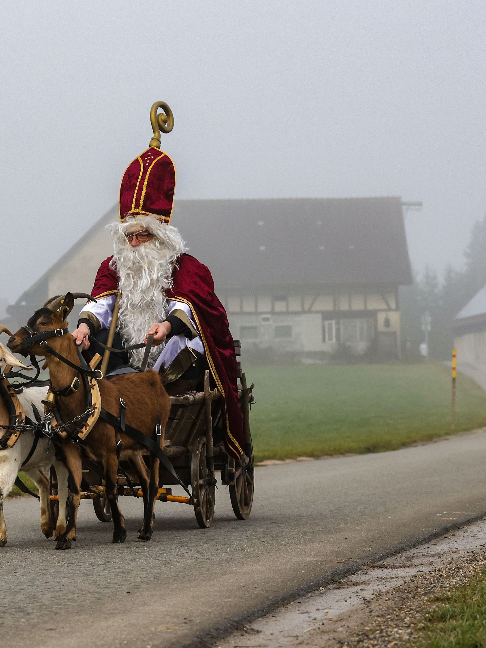 Nikolaus ist zu einer Adventsfeier unterwegs