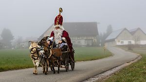 Nikolaus ist zu einer Adventsfeier unterwegs