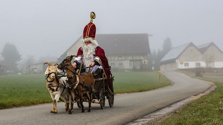 Nikolaus ist zu einer Adventsfeier unterwegs