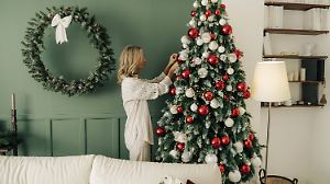 Der Weihnachtsbaum wird für die Feiertage vorbereitet