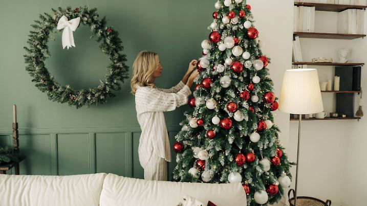 Der Weihnachtsbaum wird für die Feiertage vorbereitet
