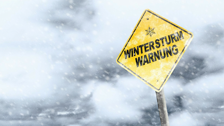 Wintersturm-Warnung, Schild im Schneesturm bzw. Blizzard