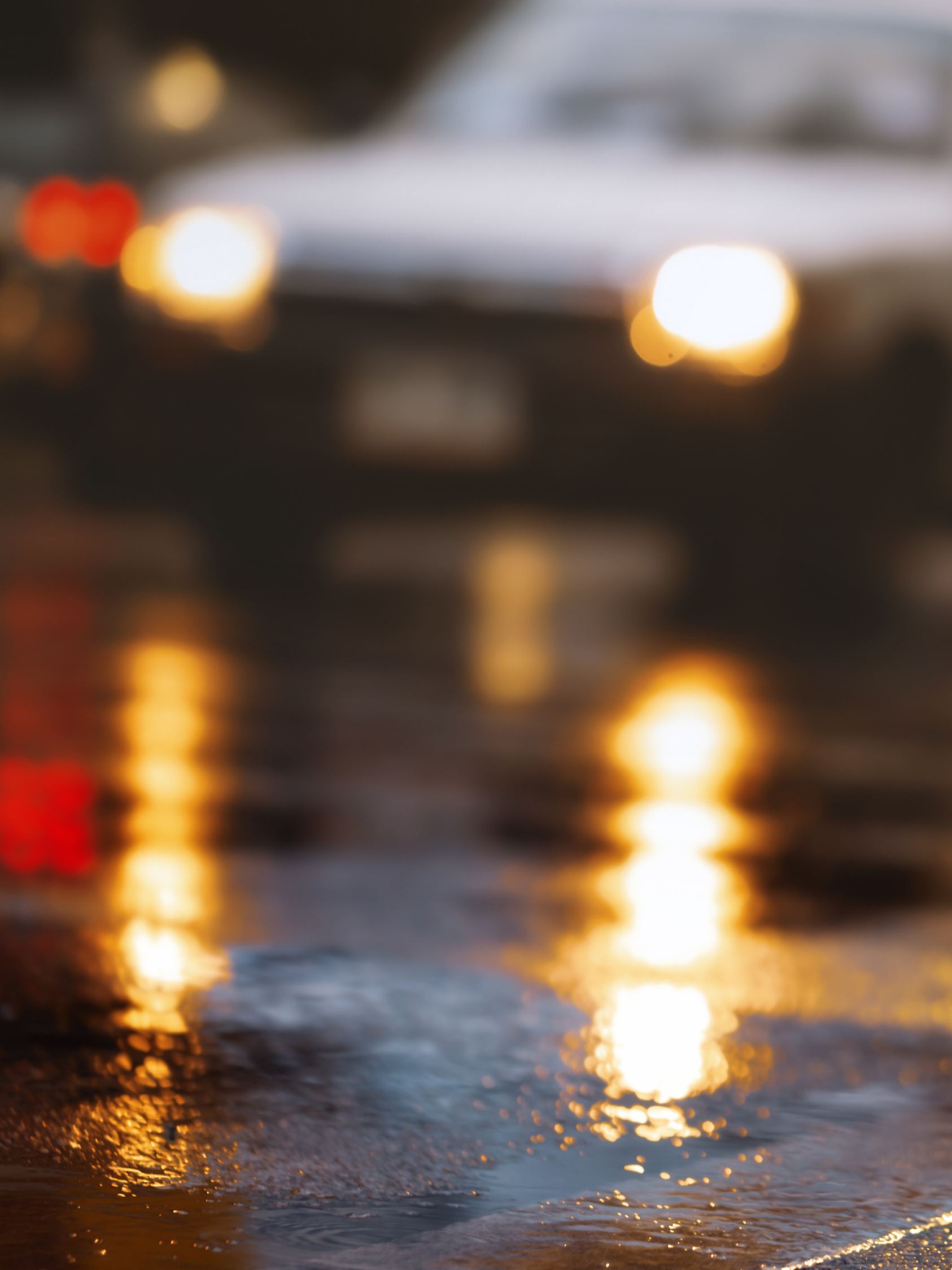 Durch gefrierenden Regen auf den eiskalten Straßen kann es gefährlich glatt werden.