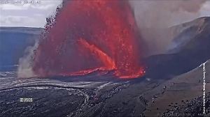 Meterhohe Lava-Fontänen auf Hawaii