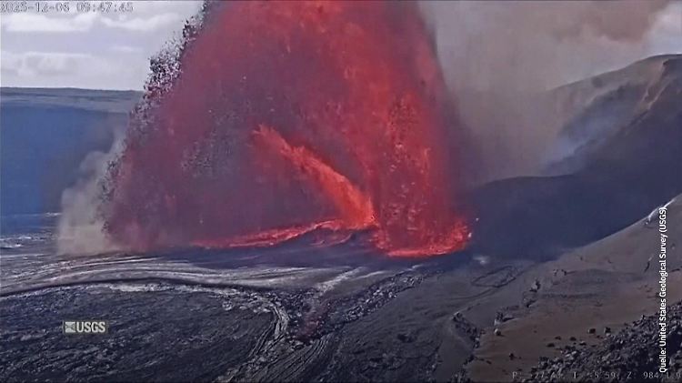 Meterhohe Lava-Fontänen auf Hawaii
