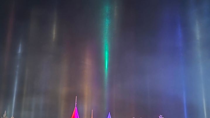 Seltenes Phänomen: Lichtsäulen verzaubern den Himmel über der Weihnachtsmannstadt Rovaniemi