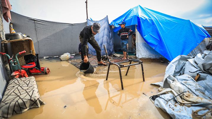 Heavy rain floods displaced Palestinians tents in Gaza