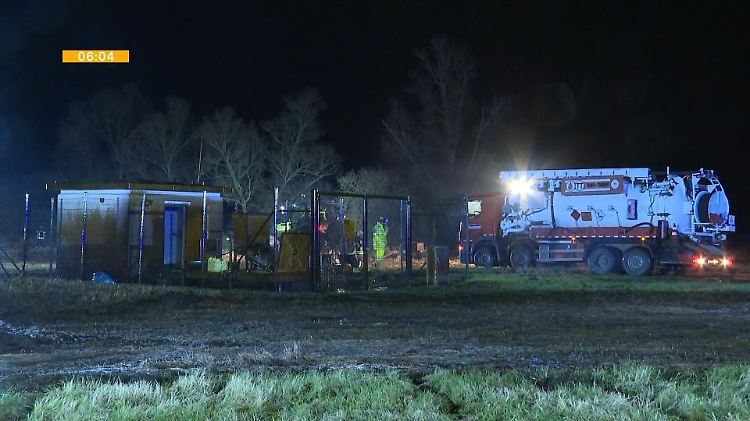 Aus Pipeline schießen 200.000 Liter Öl - einer der größten Öl-Unfälle der vergangenen Jahre