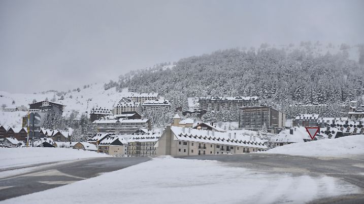 Verschneites Skigebiet in Spanien.