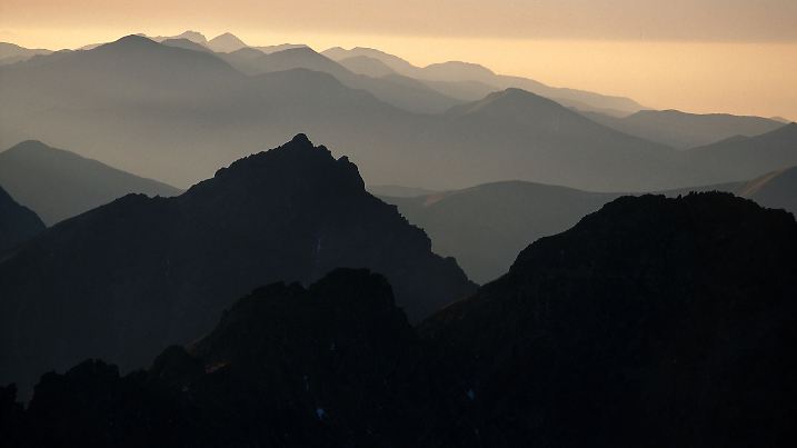 Bergsilhouetten der Hohen Tatra in der Slowakei im Abendlicht. 
