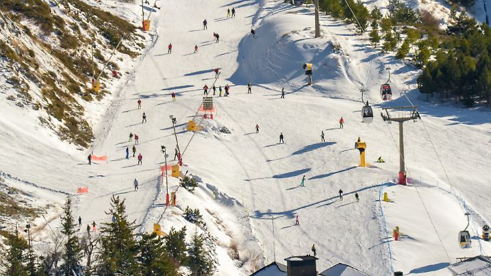 Luftaufnahme der Skilifte und Pisten des Skigebiets Sierra Nevada in Spanien.