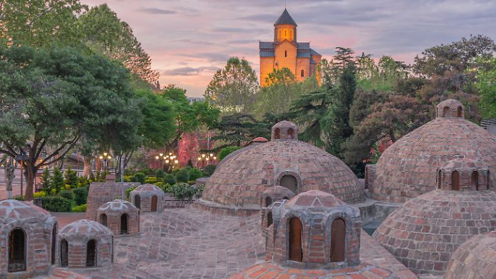 Die Schwefelbäder im historischen Viertel Abanotubani in Tiflis werden aus heißen, schwefelhaltigen Quellen gespeist und gelten seit Jahrhunderten als Wahrzeichen der Stadt sowie als Ort der Entspannung und Heilung. Heute sind nur noch einige der einst zahlreichen Badehäuser in Betrieb, in denen Besucher in privaten oder öffentlichen Becken im warmen Thermalwasser baden können.