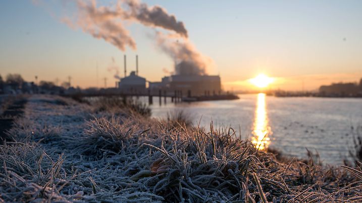 News Themen der Woche KW50 News Bilder des Tages Heizkraftwerk Tiefstack im Winter bei klirrender Kälte DEU, Deutschland