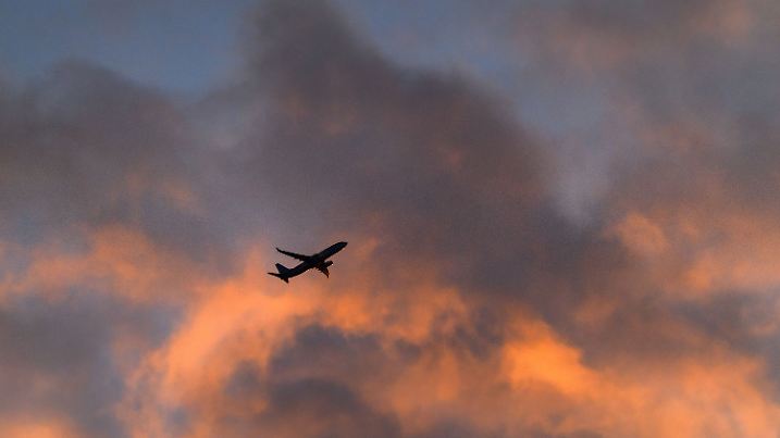 Flugzeug im Sonnenaufgang