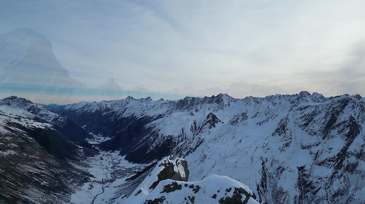 Mit der Drohne übers schneebedeckte Galtür