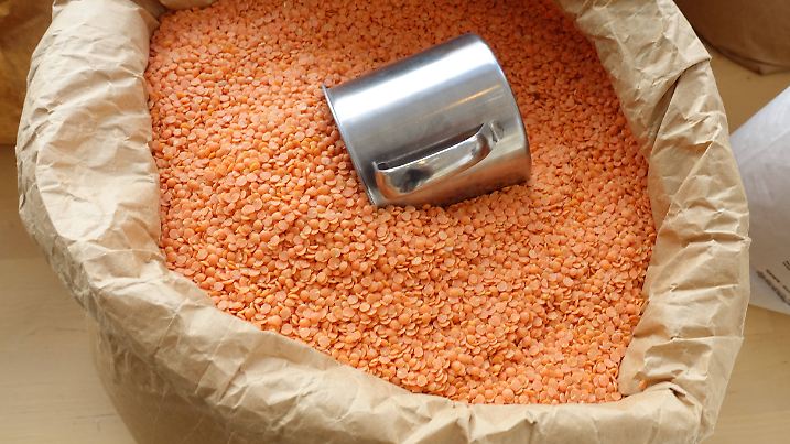 30.07.2019, Lagos, Algarve, PRT - Rote Linsen in einem Sack. (Algarve, Draufsicht, Einzelhandel, Ernaehrung, Essen, Esse