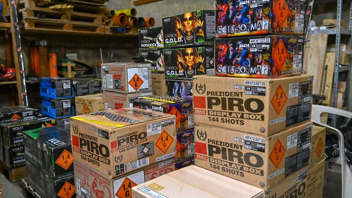 Bautzen/Königswartha - Böllerverbot zum Jahreswechsel: Große Sorge bei Feuerwerkshändlern 06.12.2021 Königswartha, Lager