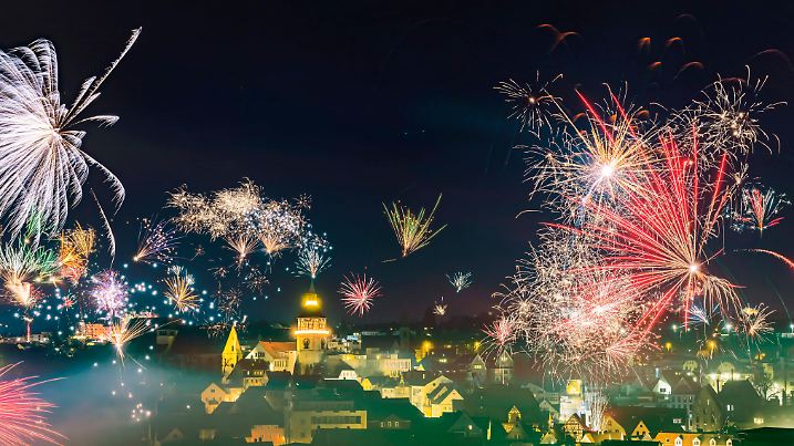 Neujahrsnacht in Backnang im Rems-Murr-Kreis. Altstadt mit Stadtturm. // 01.01.2023: Backnang, Baden-Württemberg, Deutsc