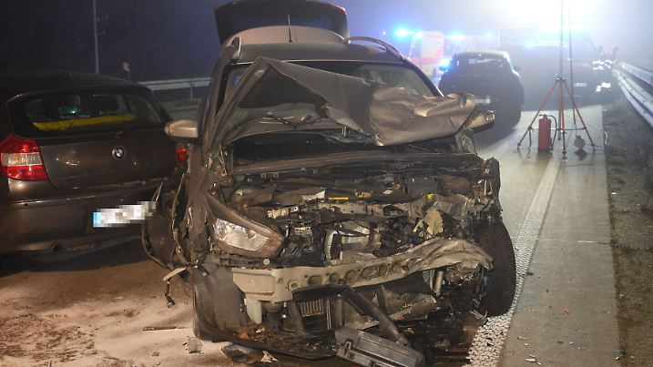 Glatteis-Unfall auf der Autobahn 1 in Niedersachsen