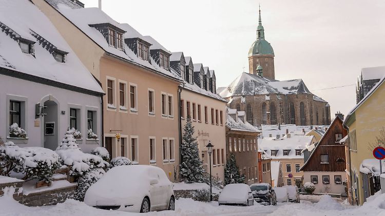 Neujahrsorkan im Erzgebirge. Nach intensiven Schneefällen präsentiert sich der Neujahrstag in Sachsen stürmisch. Der Deu