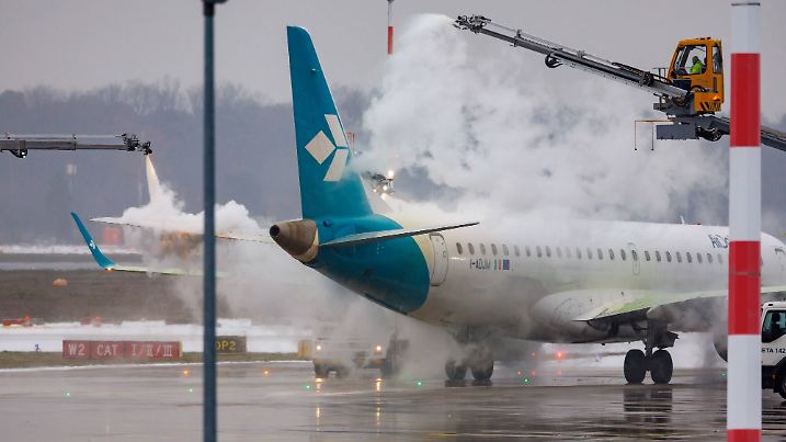 Frankfurt am Main, Airport, 14.12.2022, Wintereinbruch Flughafen Frankfurt am Main, Flugzeugenteisung ein Flugzeug wird