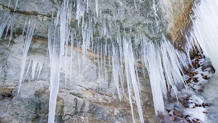 Winterwetter - Vereister Klingender Wasserfall