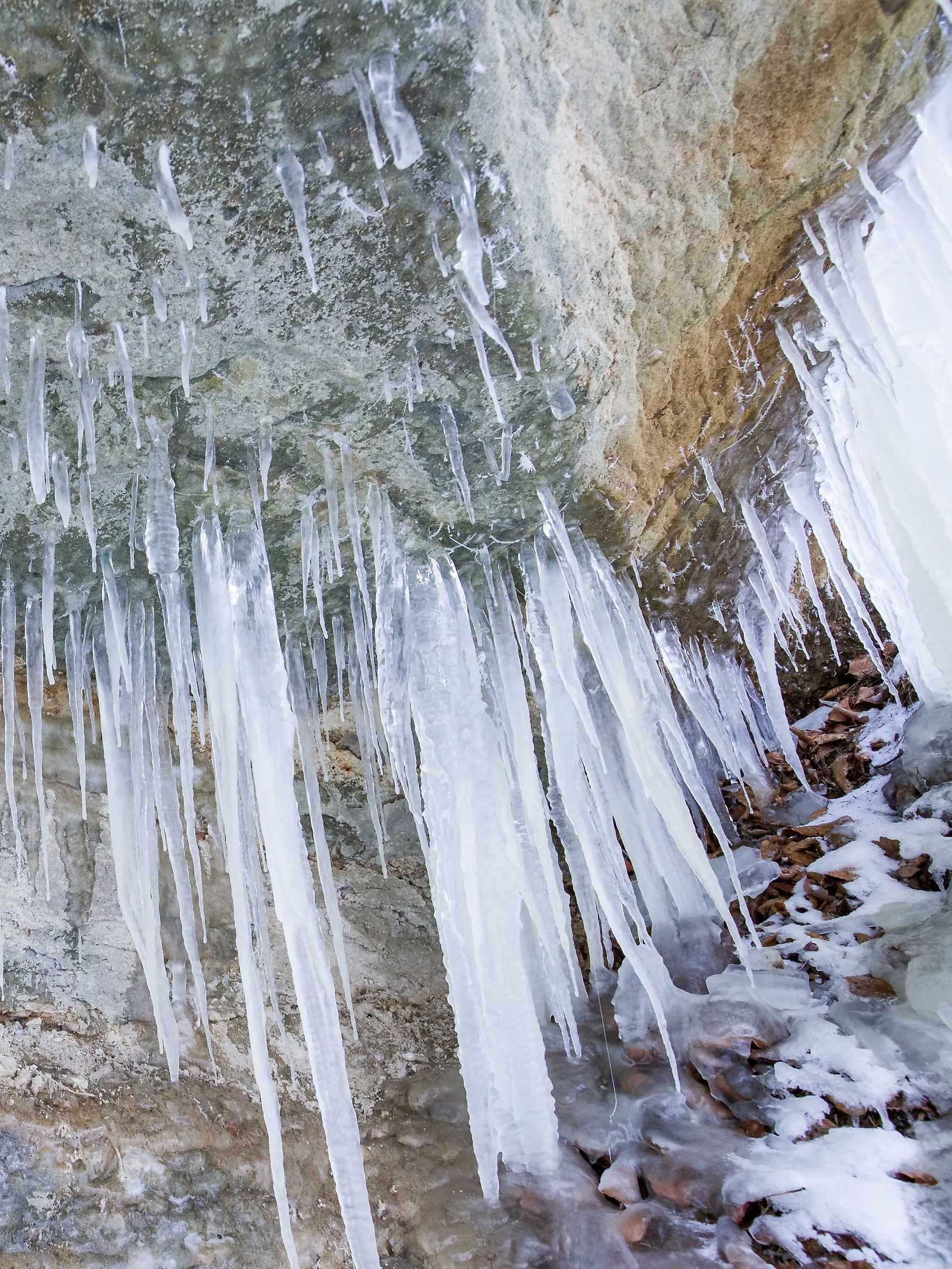 Winterwetter - Vereister Klingender Wasserfall