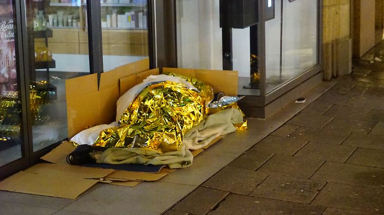 Hamburger Obdachlose schlafen bei eisigen Temperaturen und Schnee auf der Strasse