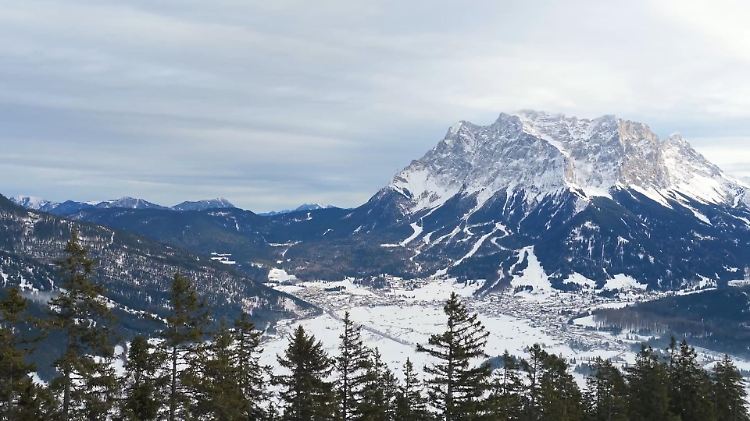 Winterliche Idylle: Grubigstein und das Zugspitzmassiv im Blick