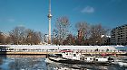 Winter in Berlin, Eisbrecher und Schnee bei Sonnenschein und Dauerfrost
