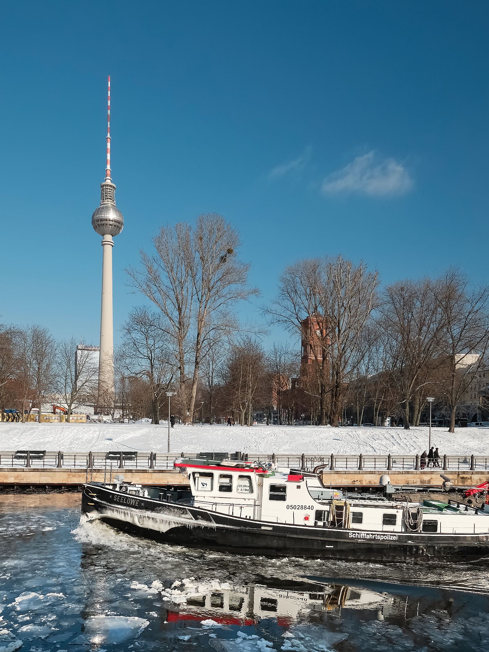 Winter in Berlin, Eisbrecher und Schnee bei Sonnenschein und Dauerfrost