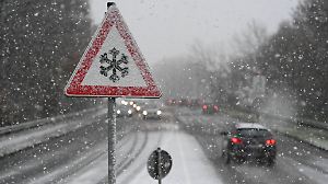 Schneefall in Ostfriesland. Das Verkehrszeichen 101-51 Schnee- oder Eisglätte warnt vor Glätte durch Vereisungen sowie S