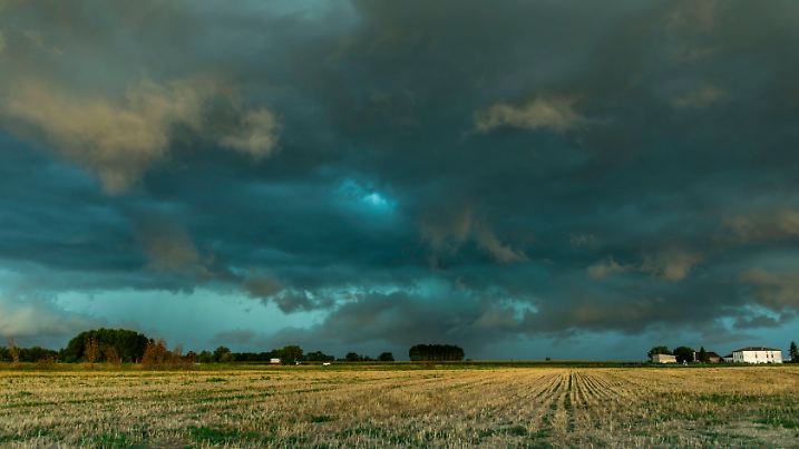 200724 Unwetter. Eine riesige Gewitterfront ist am Freitagmorgen über Norditalien hinweg gezogen. Ein sogenanntes Bow E