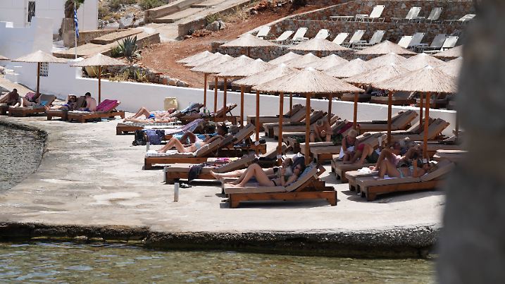Symi Symi Griechenland Strandliegen am Meer