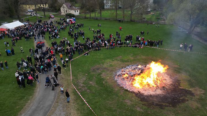 In Deutschland werden am Samstag in vielen Orten Osterfeuer entzündet. Nach einem alten Brauch wird damit der Winter vertrieben.