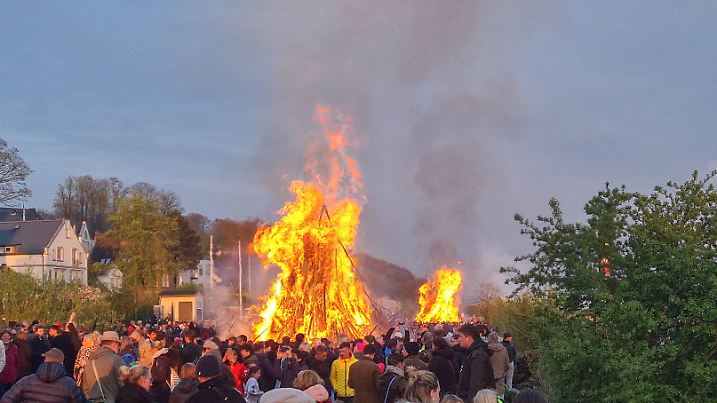 Osterfeuer 2025 am Hamburger Elbstrand Höhe Blankenese