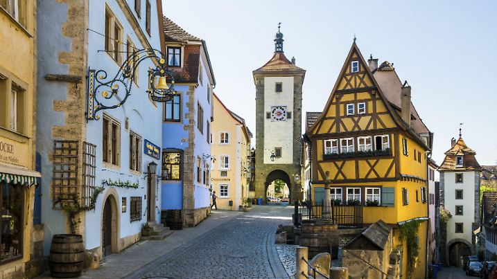 Rothenburg an der Tauber: alte Gewhwege und gelbes Haus gibt malerischer Altstadt den Flair