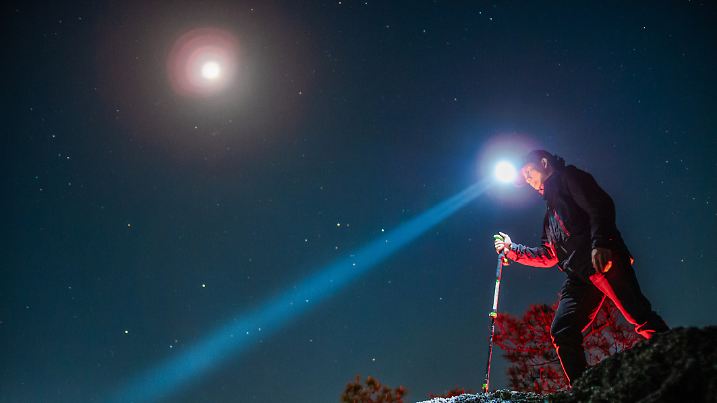 Stirnlampe beim Wandern