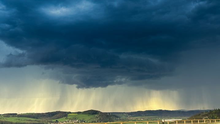 Hessen: Hagel und kräftige Gewitter nach sommerlichen Temperaturen am Ostersonntag