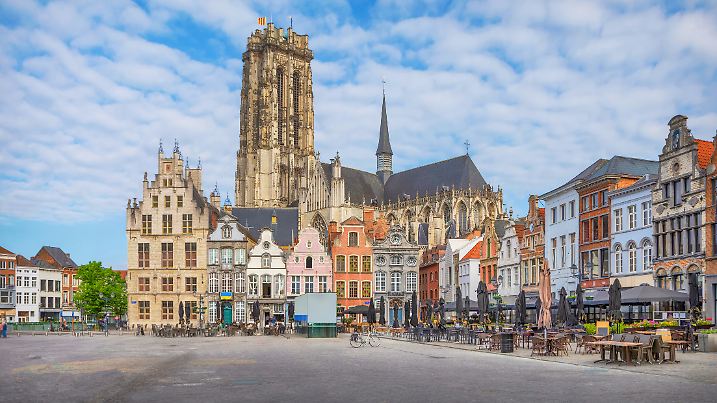 Blick auf den St.-Rombouts-Turm in Mechelen – wo Geschichte ganz lässig aussieht.
Und! Wer den Turm erklimmt, wird mit einem 360 Grad-Rundblick belohnt.