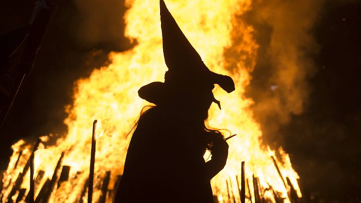 Darsteller als Hexe verkleidet waehrend der Walpurgisnacht am 30.04.2017 auf dem Domplatz in Erfurt. Deutschland Feste