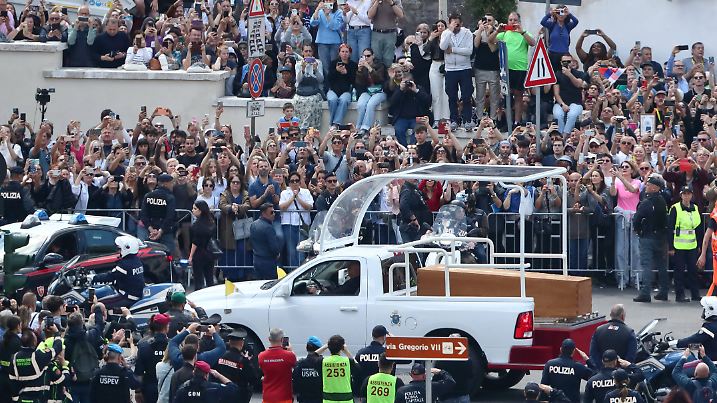 Beerdigung von Papst Franziskus in Rom - Trauerzug zur Grabstätte