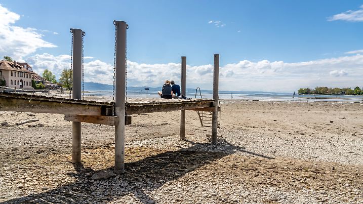 Durch Trockenheit freigelegte Uferzone am Bodensee, Badesteg ist 50 Meter vom Wasser entfernt, Wasserburg, 21. April 2025