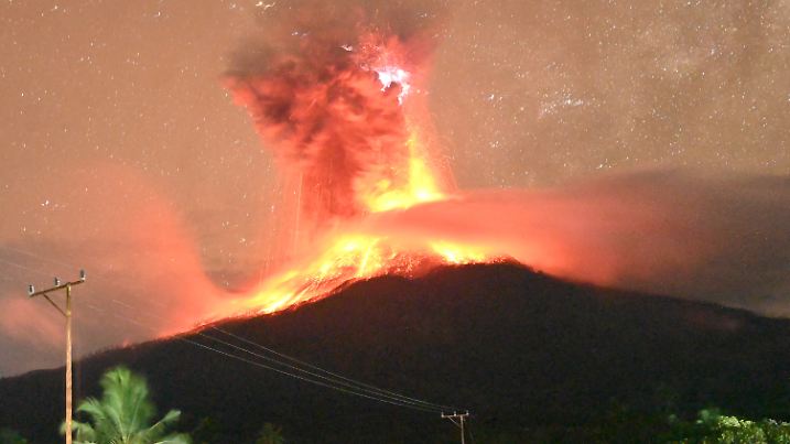 Der Vulkan Lewotobi Laki-laki auf der indonesischen Insel Flores ist ausgebrochen.